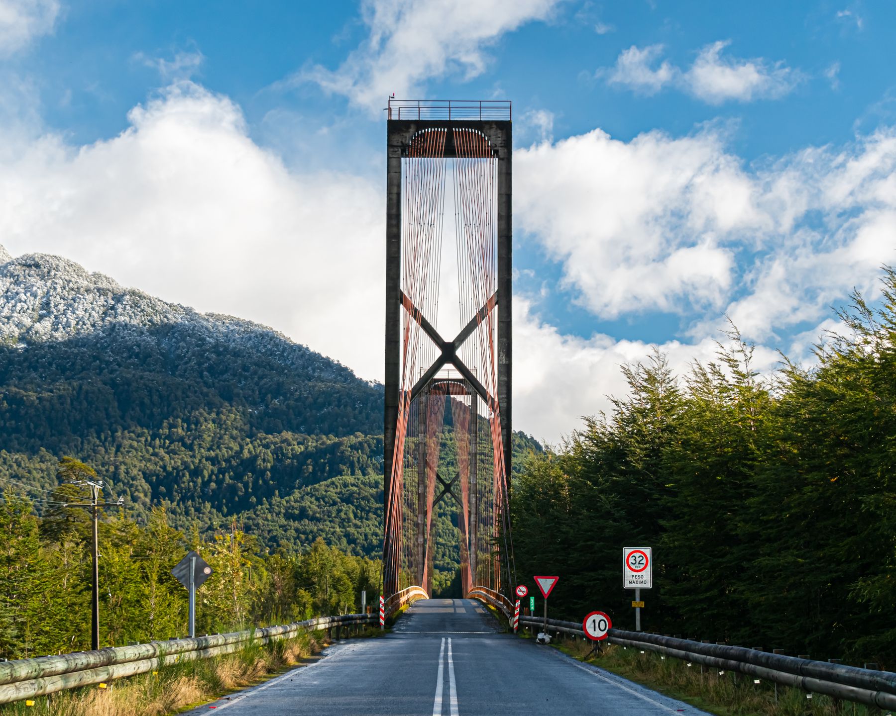 Ruta y puente sobre el Lago Yelcho, Chile